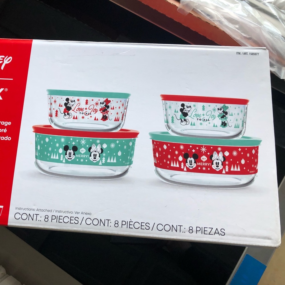 Limited Edition Disney Holiday Pyrex bowl &lid set